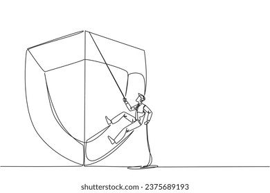 Un empresario de dibujo de línea continua sube el escudo con cuerda. Trabajar para ayudar a los clientes a proteger los servidores de los ataques de virus. Compruebe cada capa. Empresario de TI. Ilustración vectorial de diseño de una línea
