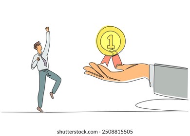 O empresário de desenho de linha única contínua ficou feliz em receber uma medalha de recompensa da mão gigante. Reconhecimento de várias partes por negócios extraordinariamente brilhantes. Ilustração de vetor de design de uma linha