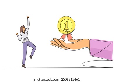 La empresaria de dibujo de línea continua única estaba feliz de obtener la medalla de recompensa de una mano gigante. Reconocimiento por todo el trabajo duro. Pagado. El mejor empleado del año. Ilustración vectorial de diseño de una línea