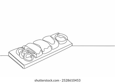 Línea continua única de dibujo de cordón de pollo azul servido en una tabla de cortar. Enchapado que aumenta el hambre. Disfruta cada bocado. Día Nacional del Cordón de Pollo Azul. Ilustración vectorial de diseño de una línea