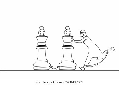 Una sola línea contínua dibujando al competitivo hombre de negocios árabe empuja una enorme pieza de ajedrez king para vencer a otro rey. Estrategia de negocio y concepto de plan de marketing. Ilustración vectorial de diseño de líneas de una línea