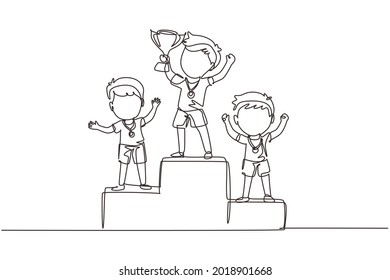 Una línea continua dibujando a un chico lindo parado en el podio como ganador de la competición deportiva. Celebración del campeonato. Feliz triunfo del juego del niño lindo. ilustración vectorial de diseño gráfico de una línea