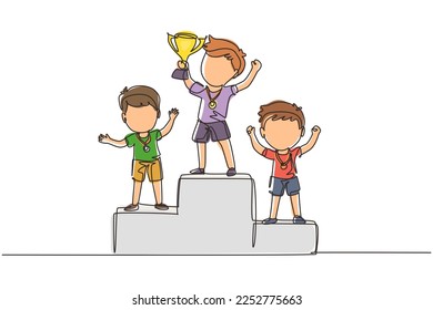 Una línea continua dibujando a un chico lindo parado en el podio como ganador de la competición deportiva. Celebración del campeonato. Feliz triunfo del juego del niño lindo. ilustración vectorial de diseño gráfico de una línea