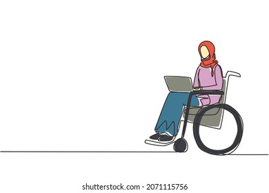 Dibujo de línea continua de una mujer árabe incapacitada que trabaja en una laptop. silla de ruedas, idea, computadora. Independencia, discapacidad. Trabajo en línea, inicio. Discapacidad física, sociedad. vector de diseño de trazos de una línea