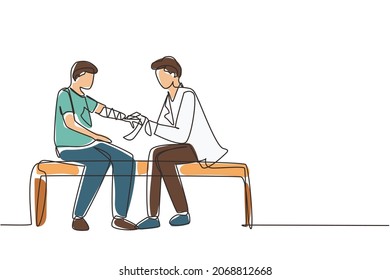 Una línea continua dibujando al médico venda la mano del paciente. Manos de emergencia de primeros auxilios haciendo vendaje en la clínica de Traumatología. Tratamiento médico en el hospital. vector de diseño de trazos de una línea