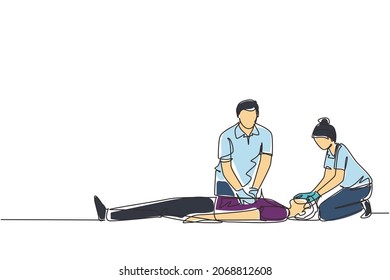 Single continuous line drawing emergency doctors doing cardiopulmonary resuscitation of a man. Paramedic giving indirect heart massage first aid to patient. One line draw design vector illustration