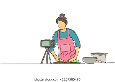 Bloguero de dibujo continuo de comida. Cocina de chef, grabando video con cámara. Canal en línea, streaming. Una mujer enseña a cocinar una nueva receta. Espectáculo culinario. vector de diseño gráfico de tracción de línea