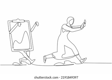 Una única línea contínua dibujando a una mujer de negocios árabe que es perseguida por el portapapeles. Mujeres trabajando con prisa para terminar el documento de hojas de papel de la lista de verificación. ilustración vectorial de diseño gráfico de una línea