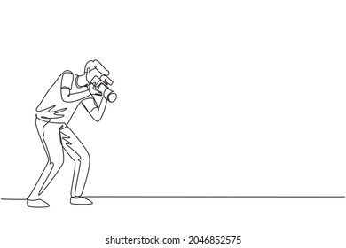 Single continuous line drawing funny professional photographer with camera taking photo with pose. Photographer character with camera digital. Dynamic one line draw graphic design vector illustration