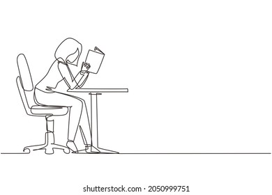 Einzelne ununterbrochene Zeichnung Mädchen lesend Buch in Bibliothek oder Buchhandlung und sitzend auf Stuhl am Tisch. Menschen lesen und studieren Bildung oder Schülerlernen. Einzeilige Zeichentechnik