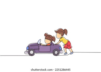 Una sola línea contínua dibujando a una muchacha está empujando el auto de su amiga a la calle. Los niños juegan juntos con un gran coche de juguete. Hermano divirtiéndose en el patio trasero. vector de diseño gráfico de tracción dinámica de una línea