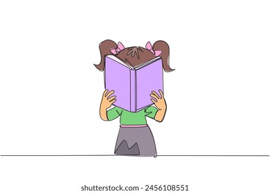 Una sola línea continua dibujando chica leyendo seriamente un libro hasta cubrir la cara. Nervioso cuando se enfrentan a los exámenes finales. Trata de concentrarte. Leer aumenta la comprensión. Ilustración vectorial de diseño de una línea