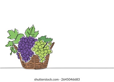 Linha contínua única desenhando as uvas verdes e roxas com folhas em uma cesta tecida. A diversidade é abundante na época da colheita. Gosto delicioso. Dia Nacional da Uva. Ilustração de vetor de design de uma linha