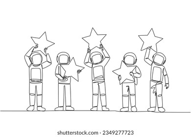 Un único grupo de dibujo continuo de cinco astronautas levantó sus estrellas respectivas. Dar una respuesta positiva y la mejor revisión. 5 estrellas. Tienda en línea. Espacio profundo cósmico. Ilustración vectorial de una línea