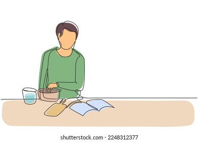 Dibujo de línea continua simple, comida para cocinar para hombres guapa mientras se lee un manual de lectura en una cómoda mesa de cocina en casa. Estilo de vida saludable de los alimentos. ilustración vectorial de diseño gráfico de una línea dinámica