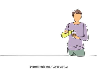 Dibujo de una sola línea continua, hermoso macho vertiendo jugo de naranja en vidrio desde la botella mientras desayunan en casa. Concepto de estilo de vida saludable. ilustración vectorial de diseño gráfico de una línea