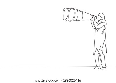 Single continuous line drawing happy Arab tourist woman looking through big binoculars far ahead. Young lady is traveling with field glasses. Dynamic one line draw graphic design vector illustration