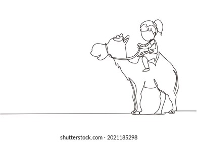 Einzelne kontinuierliche Zeichnung glückliches Mädchen, das auf Kamel reitet. Kind, das auf einem Kamel mit Sattel in der Wüste sitzt. Kinder, die lernen, Kamel zu reiten. Dynamische Einzeilengrafik-Grafik, Vektorgrafik