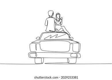 Einzelne fortlaufende Zeichnungen glückliche verheiratete Liebhaber sitzen auf dem Dach des Autos und sehen Sie sich romantische Landschaft. Mann und Frau mit Hochzeitskleid feiern Hochzeitsfeier. Grafik-Design-Vektorgrafik einer Zeile