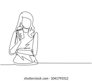 Single continuous line drawing happy young asian woman drinking boba milk tea, bubble milk drink, pearl milk tea. Tapioca tea, asian exotic beverage concept. One line draw design vector illustration