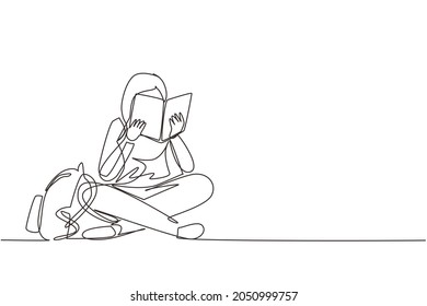 Einzelne kontinuierliche Zeichnung glückliche junge Frau Lesebuch sitzend auf dem Boden. Intelligente Leserinnen, die Literatur genießen oder studieren und sich auf die Prüfung vorbereiten. Ein zeilentaugliches Zeichendesign, Vektorgrafik