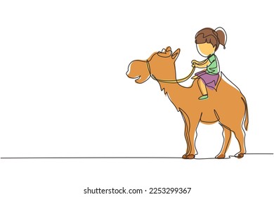 Una sola línea continua dibujando feliz niña montada en camello. Niño sentado sobre un camello jorobado con la silla en el desierto. Niños aprendiendo a montar en camello. ilustración vectorial de diseño gráfico de una línea dinámica