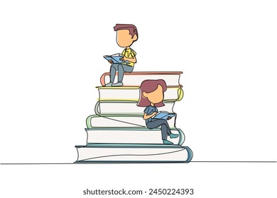 Una sola línea continua dibujando niños felices sentados en un montón de libros leyendo un libro. Alto interés en la lectura. Abriendo horizontes de pensamiento. Concepto de festival del libro. Ilustración vectorial de diseño de una línea