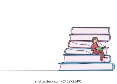 Eine durchgehende Linie zeichnet eine glückliche Frau, die auf einem Stapel Bücher sitzt und ein Buch liest. Hohes Interesse am Lesen. Den Horizont des Denkens eröffnen. Buchfestival-Konzept. Einzeilige Design-Vektorillustration