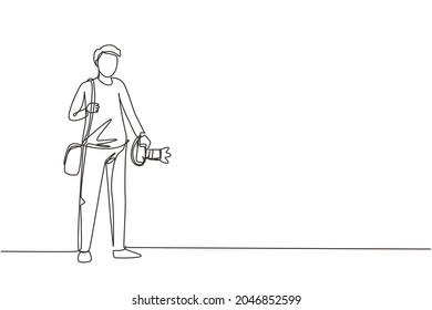Single continuous line drawing hipster photographer with holding camera in photo studio. Photographer using professional camera in the studio. Dynamic one line draw graphic design vector illustration