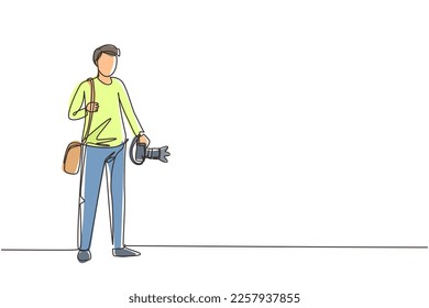 Single continuous line drawing hipster photographer with holding camera in photo studio. Photographer using professional camera in the studio. Dynamic one line draw graphic design vector illustration