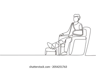 Dibujo continuo simple lesionado paciente hombre con pierna, cabeza, brazo. Sentarse en un sillón en la sala del departamento de traumatología del hospital después de un accidente. Ilustración vectorial de diseño de líneas de una línea