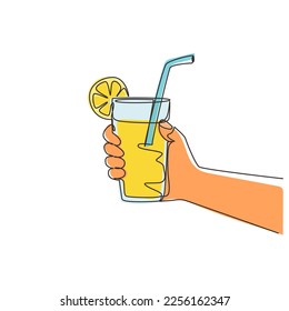 Limonada de dibujo de línea continua única servida con cubos de hielo, sosteniendo a mano un refrescante vaso de bebida. Bebida hecha con jugo de limón fresco. Agua salada con paja. vector de diseño gráfico de tracción de línea