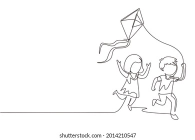 Single continuous line drawing little boy and girl flying kite. Siblings playing together. Kids  playing kite in playground. Children with kites game and they look happy. One line draw graphic design
