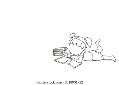 Una sola línea contínua dibujando a una pequeña niña está leyendo un libro y soñando en el suelo. Pila de libros. Fuente de conocimiento. Estudiante inteligente. ilustración vectorial de diseño gráfico de una línea