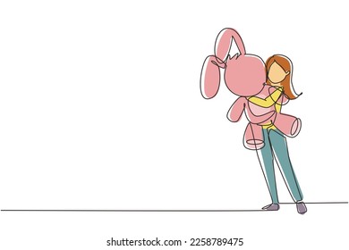 Einzelne fortlaufende Linie zeichnen kleine Mädchen umarmt Teddybär. Sie steht auf voller Länge und versteckt sich hinter Spielzeug. Das schüchterne Schönheitskind. Dynamische Einzeilengrafik-Grafik, Vektorgrafik