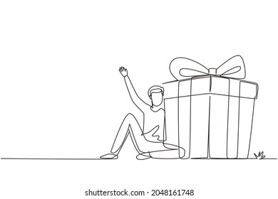 Programa de fidelización de planos de línea continua para clientes habituales. Empresario sostiene una gran caja de regalo. Regalo de vacaciones. Feliz hombre sentado al lado de un gran regalo. Ilustración vectorial de diseño de líneas de una línea