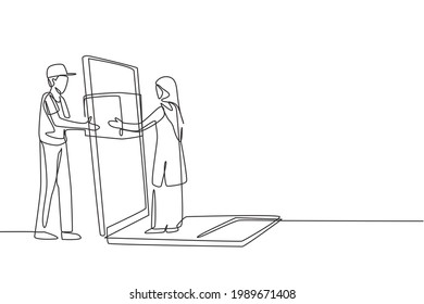 Un único mensajero de línea continua entrega el paquete de caja, a través de la pantalla de un portátil, al cliente hembra hijab. Servicio de entrega en línea. ilustración vectorial de diseño gráfico de una línea dinámica