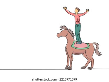 Una sola línea continua dibujando un acróbata macho realiza una maniobra sobre un caballo de circo parándose en la espalda del caballo y levantando las manos. Ilustración dinámica de un vector de diseño gráfico de tracción de una línea.
