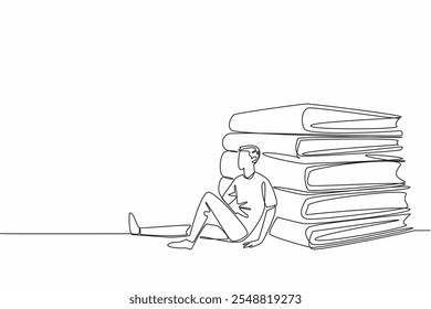 Línea continua única dibujando a un hombre con ropa informal apoyándose en una gran pila de libros. Tomar un breve descanso. Enderece las piernas adoloridas. Oficial. Día Nacional del Bibliotecario. Ilustración vectorial de diseño de una línea