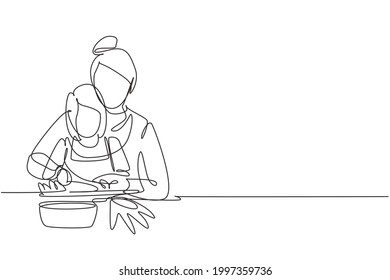 Una sola línea continua dibujando a la madre enseñándole a su pequeña hija a cortar verduras y frutas. Comida saludable en casa. Feliz familia en la cocina. ilustración vectorial de diseño gráfico de una línea dinámica