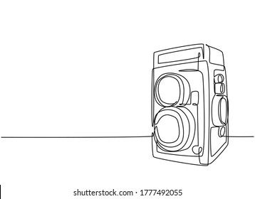 Single continuous line drawing of of old vintage analog twin lens camera medium format. Retro classic photography equipment concept one line graphic draw design vector illustration