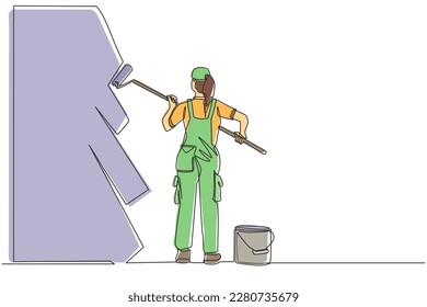 Una única pintora de línea continua decoradora de pintores de reparación de personas en el trabajo. Trabajadora reparadora sosteniendo rodillo de pincel, pintando la pared de departamentos de la casa, renovación de la casa. vector de diseño de trazos de una línea