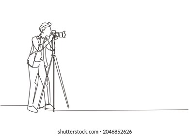 Single continuous line drawing professional photographer with camera pose, male take photo shots, paparazzi, journalist occupation, digital photography hobby. One line draw design vector illustration