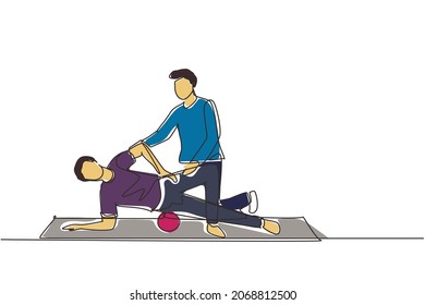 Dibujo de línea continua simple bonester de osteopath masculino profesional haciendo masaje para el hombre. Ajuste de la columna vertebral. Terapia de rehabilitación, terapia manual. Quiropráctico trabajando. vector de diseño de trazos de una línea
