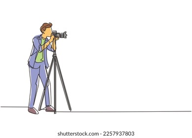 Single continuous line drawing professional photographer with camera pose, male take photo shots, paparazzi, journalist occupation, digital photography hobby. One line draw design vector illustration