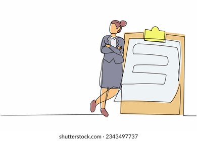 Dibujo de una sola línea continua relajante mujer de negocios de pie y se inclina contra el portapapeles. Lista de comprobación completada correctamente. Calendario de planificación del logro de los objetivos. Ilustración vectorial de diseño de líneas de una línea