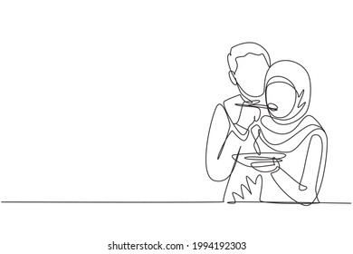 Single continuous line drawing romantic Arab man feeding wife for breakfast. Celebrate wedding anniversaries and enjoy romantic moment at home. Dynamic one line draw graphic design vector illustration