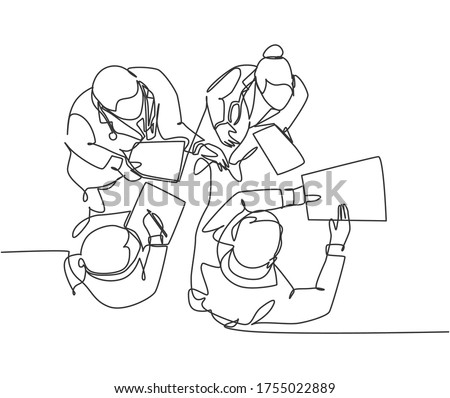 Single continuous line drawing of senior male doctor giving explanation to physician assistant about hospital procedures. Medical healthcare service concept. One line draw design vector illustration