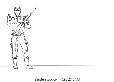 Un solo dibujo de línea continua: Soldado con arma, uniforme completo y gesto está bien al servir al país con fuerza de las fuerzas militares. ilustración vectorial de diseño gráfico de una línea dinámica