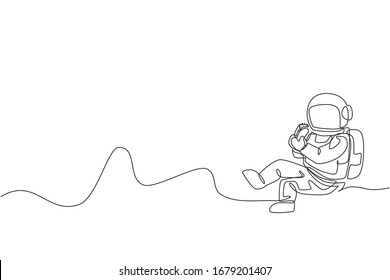 Single continuous line drawing of spaceman sitting relax on moon surface and eating delicious Mexican taco. Fantasy fiction of outer space life concept. Trendy one line draw design vector illustration